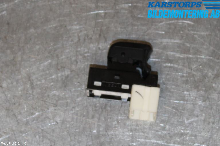 Nissan MICRA 11-16 Bryter Vindusheis