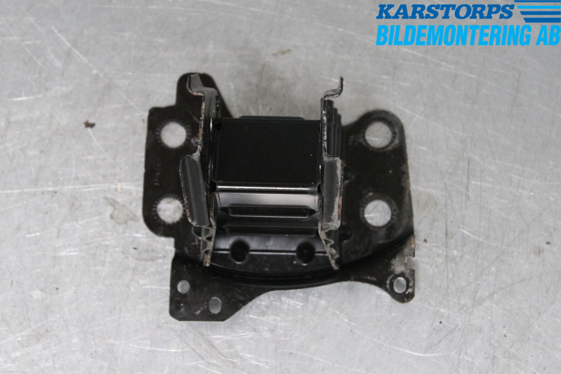 Audi A3/S3 05-13 Støtfanger Foran Feste