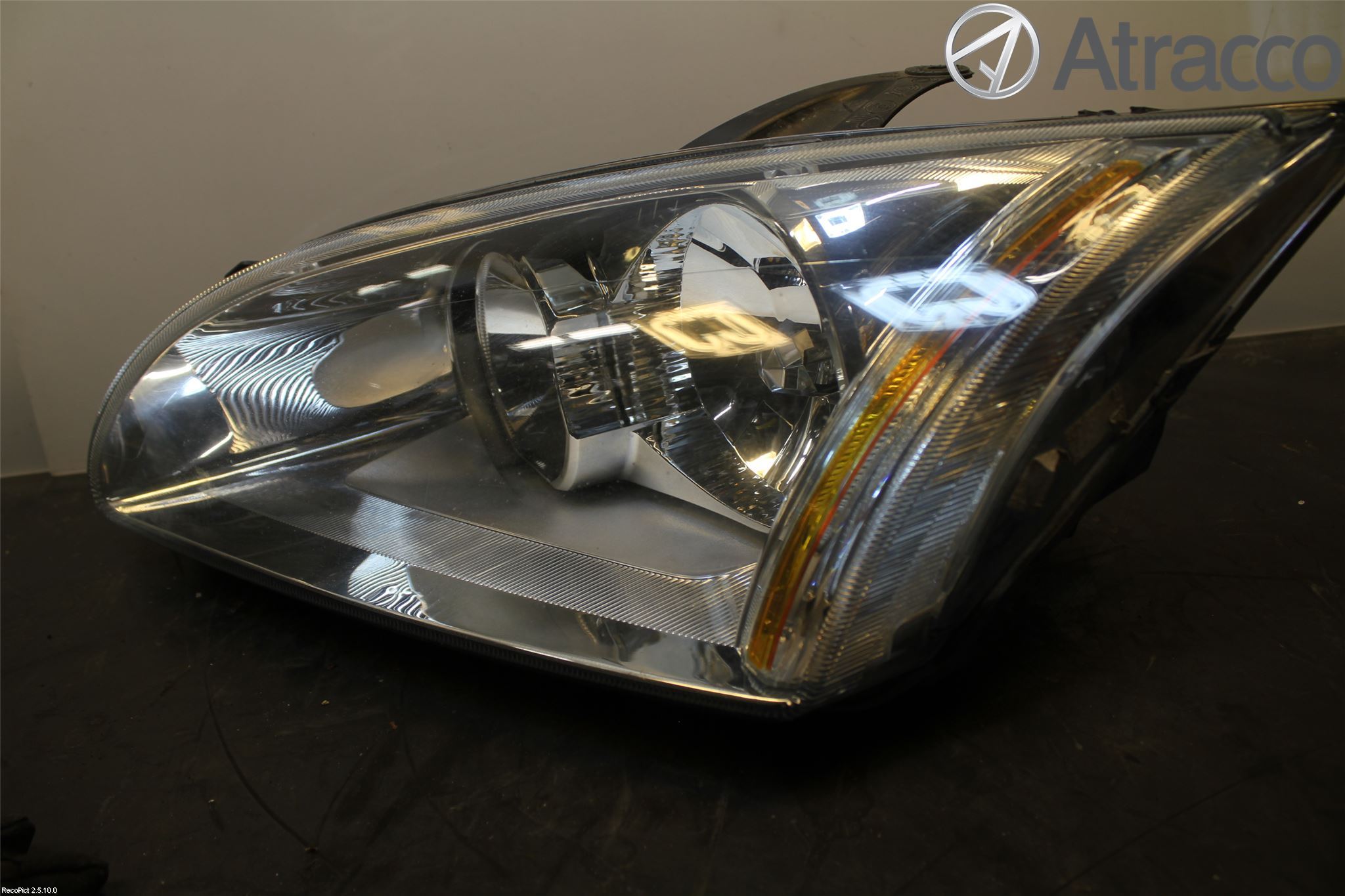 Ford FOCUS     04-07 Frontlykt Venstre