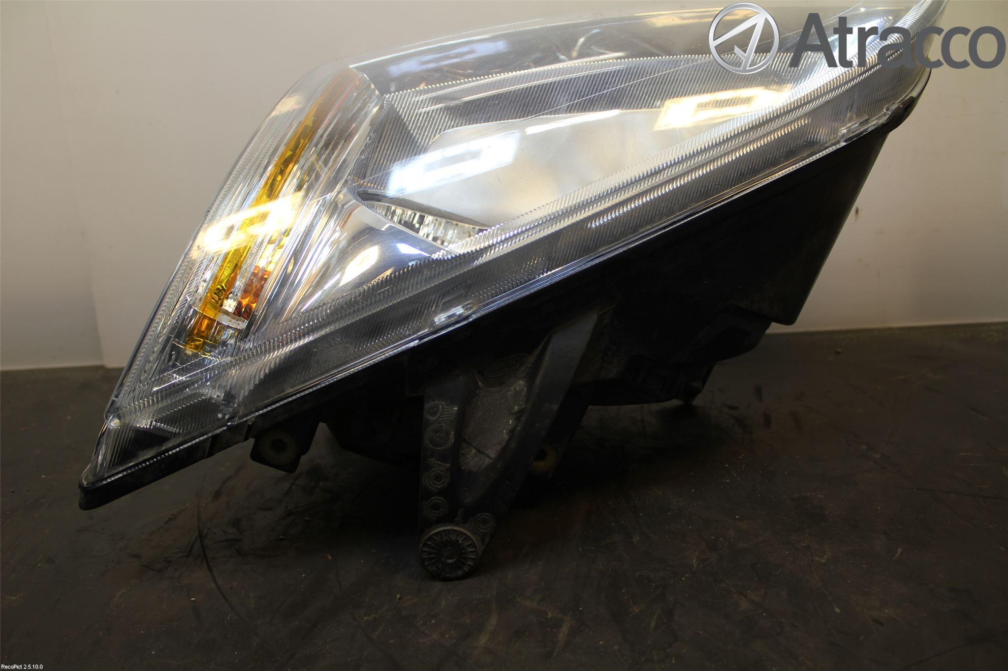Ford FOCUS     04-07 Frontlykt Venstre
