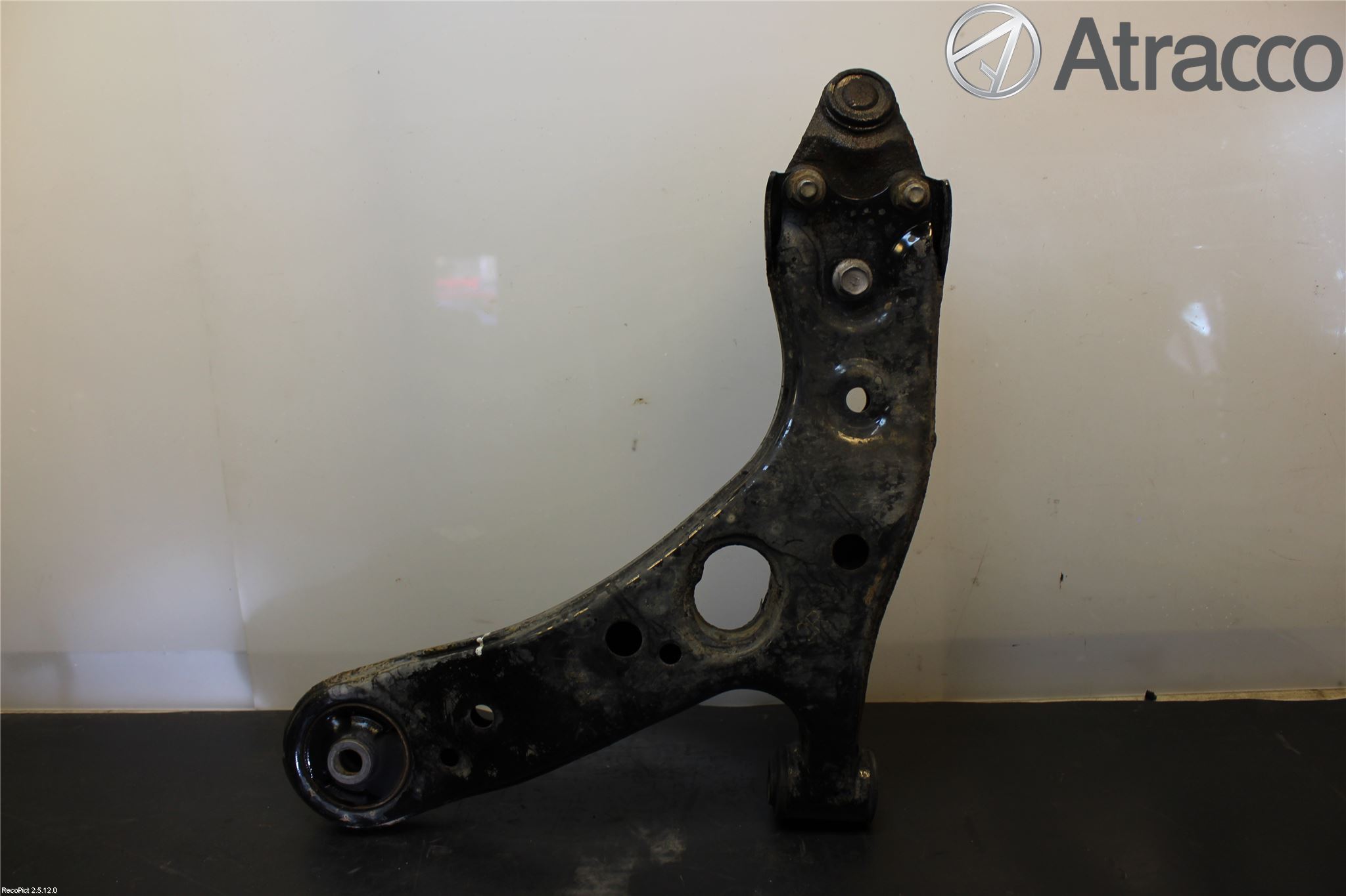 Toyota AVENSIS 09-15 Bærearm Foran Høyre Nedre