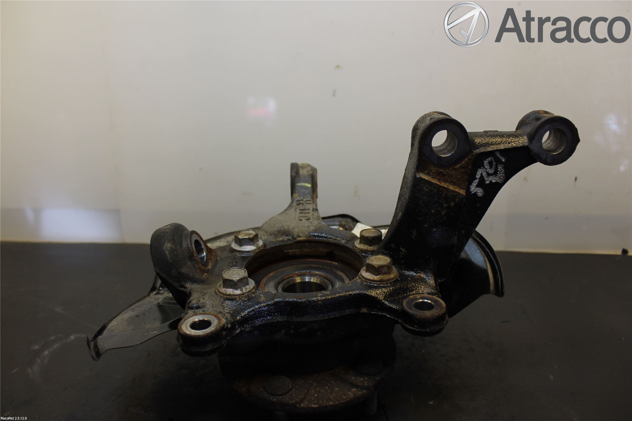 Toyota AVENSIS 09-15 Spindel Vf
