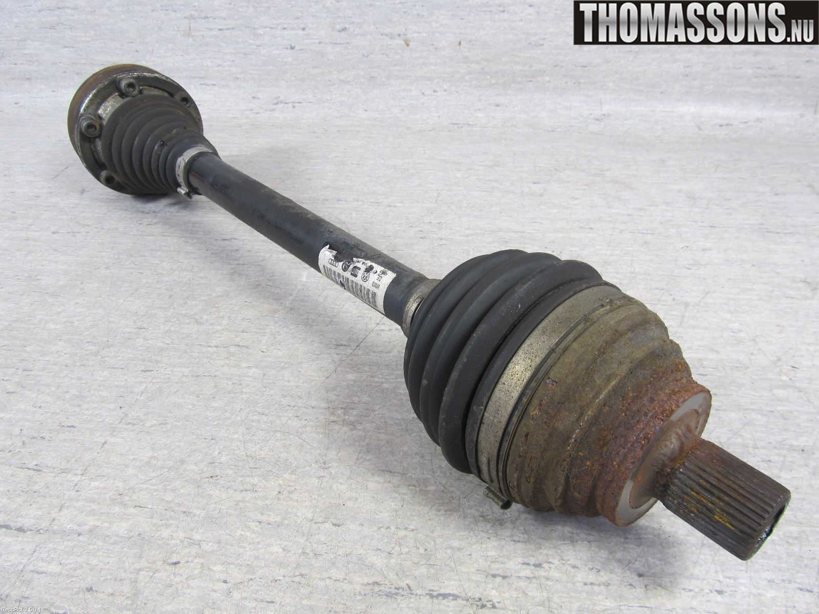 Volkswagen VW PASSAT 05-11 Drivaksel Foran Kompl Venstre