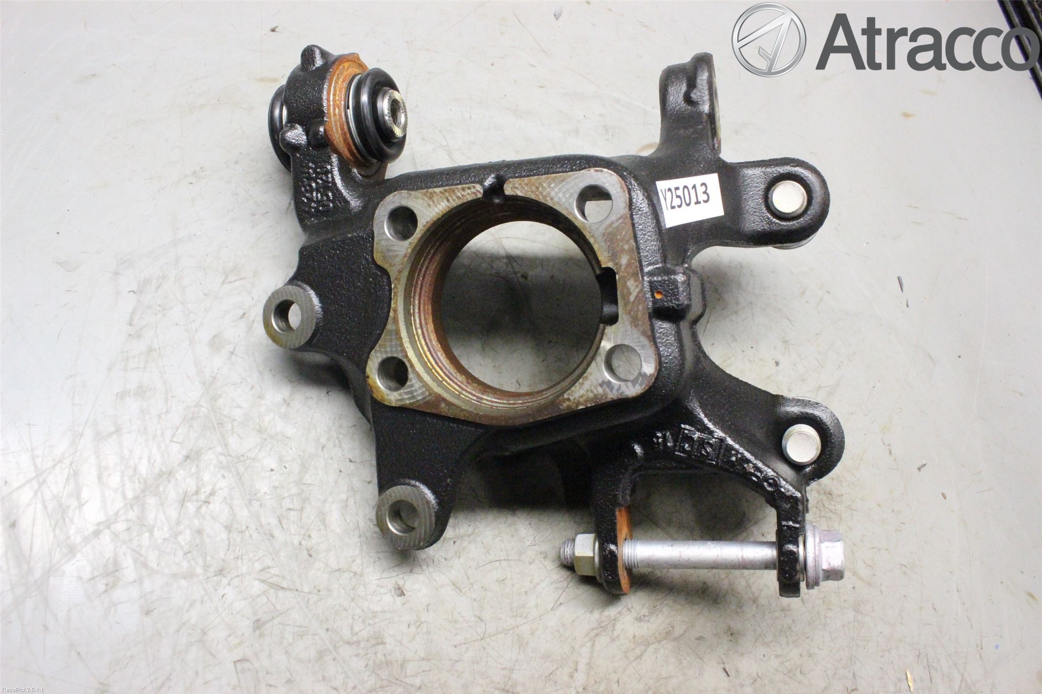 Toyota AVENSIS 09-15 Spindel Vb