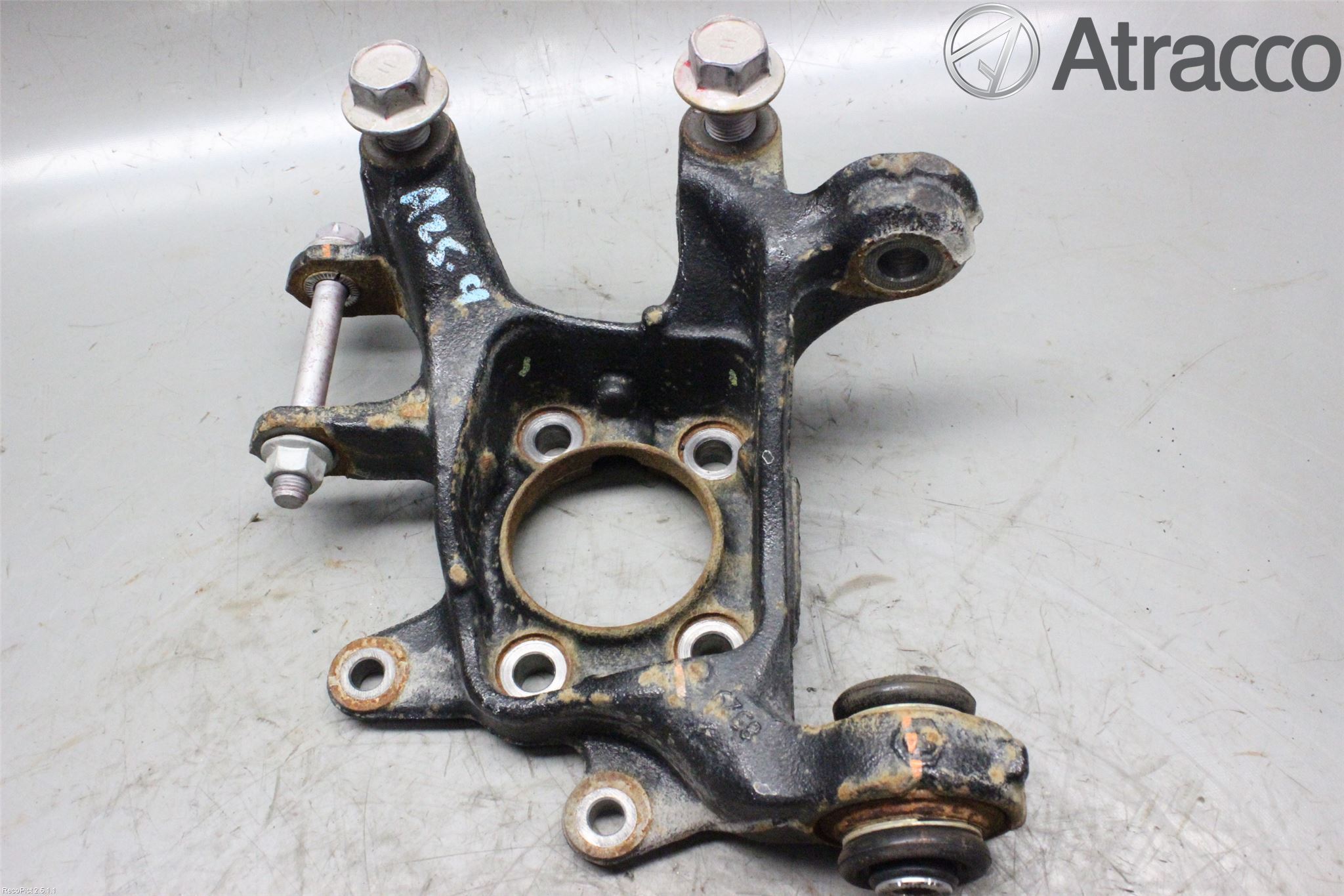 Toyota AURIS 13-19 Spindel Vb
