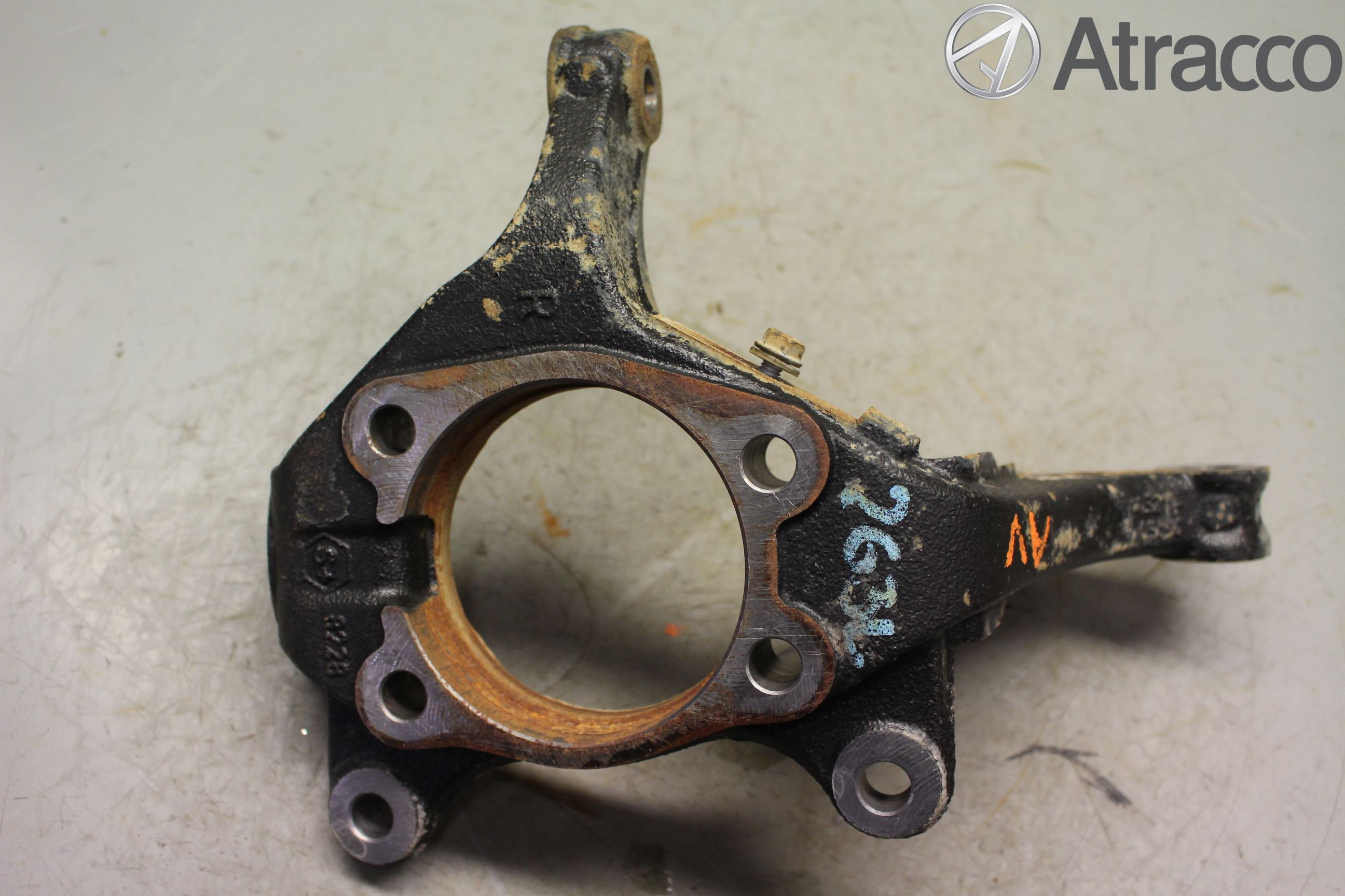 Toyota AVENSIS 09-15 Spindel Hf