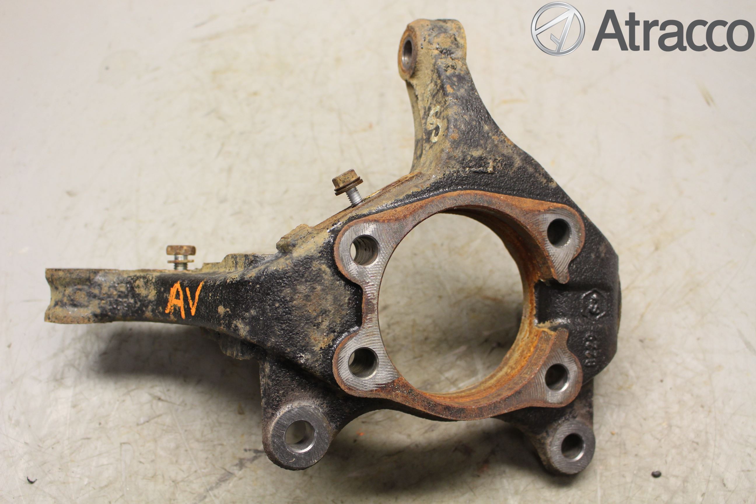 Toyota AURIS 13-19 Spindel Vf